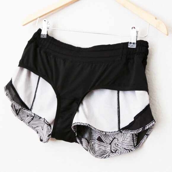 Lululemon Hotty Hot Shorts Dottie Tribe White Black 2.5" Inseam Size 8 Active - Picture 9 of 16